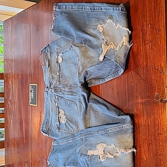 Hollister distressed jeans. Like new. - Picture 4 of 8